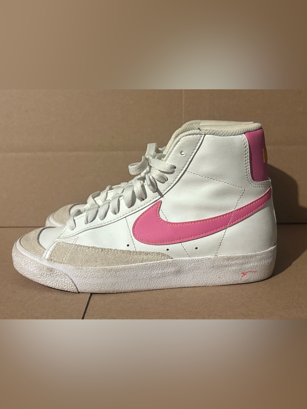 Nike Blazer Mid '77 White Pink Youth Size
5Y
